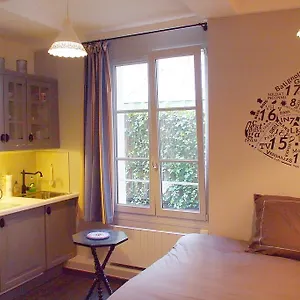 Petit - Oasis In Marais Apartment
